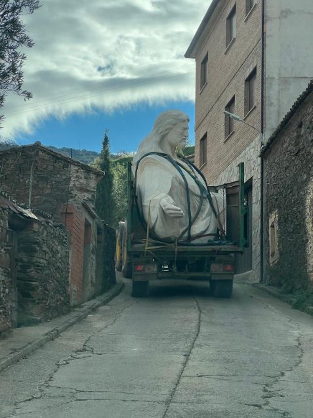 La Nava corona La Jara con su Cristo gigante tras 16 años