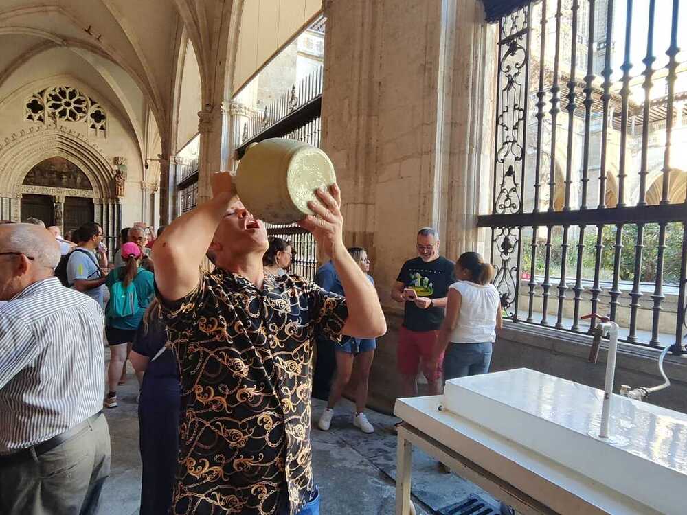 Toledanos y visitantes bebiendo de los botijos y Misa Pontifica.