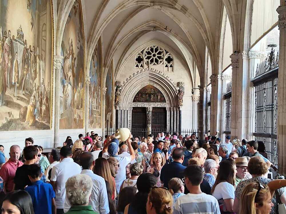 Toledanos y visitantes bebiendo de los botijos y Misa Pontifica.