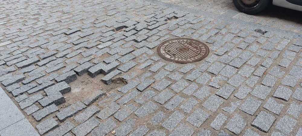 Comienzan a levantarse algunos adoquines de la calle Río Tajo