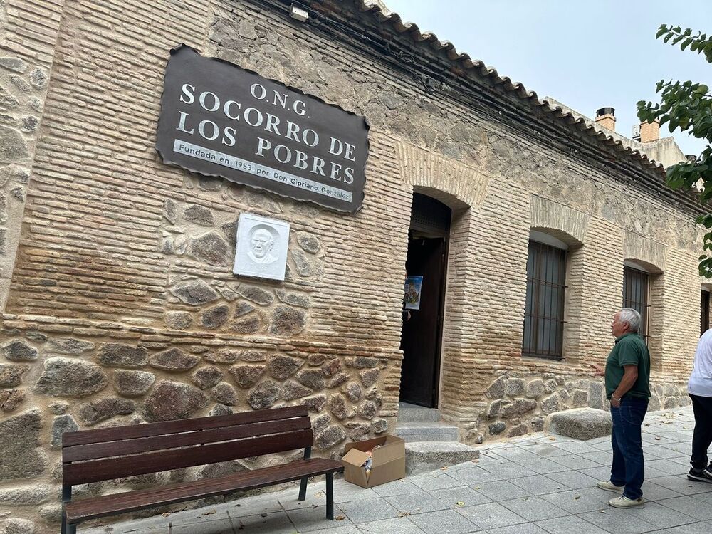 Puerta de la sede de la ONG de Cipriano.