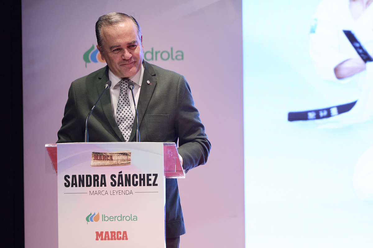 El alcalde, José Julián Gregorio, en plena intervención en el Victoria.  / MANU REINO