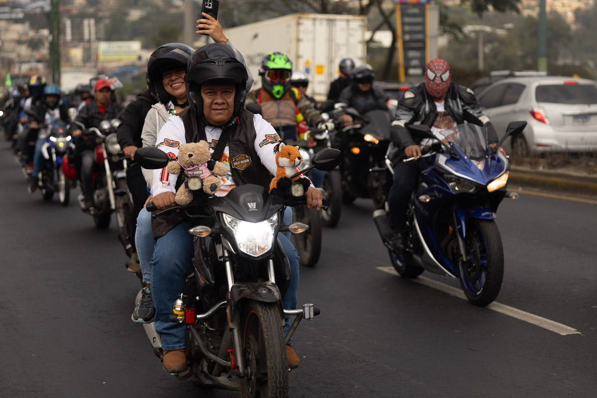 Miles de motociclistas inician peregrinación de la Caravana del Zorro en Guatemala  / DAVID TORO