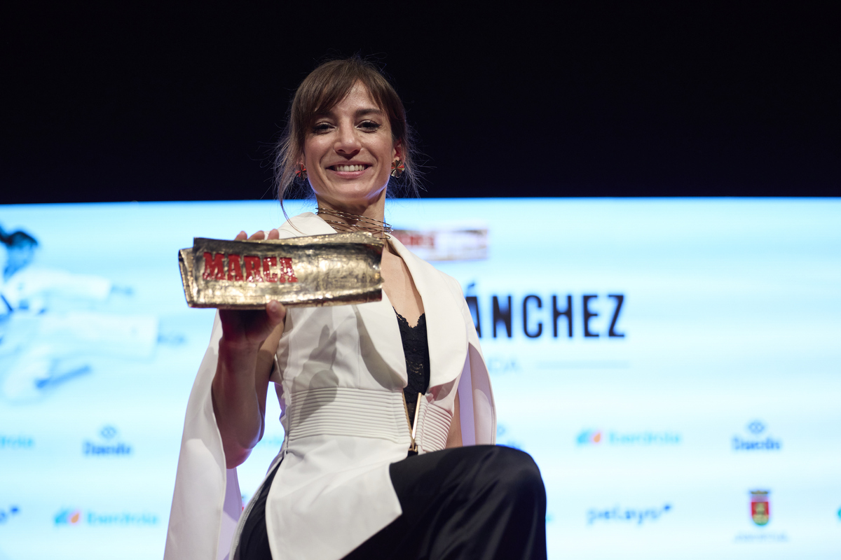 Sandra Sánchez muestra el Marca Leyenda.