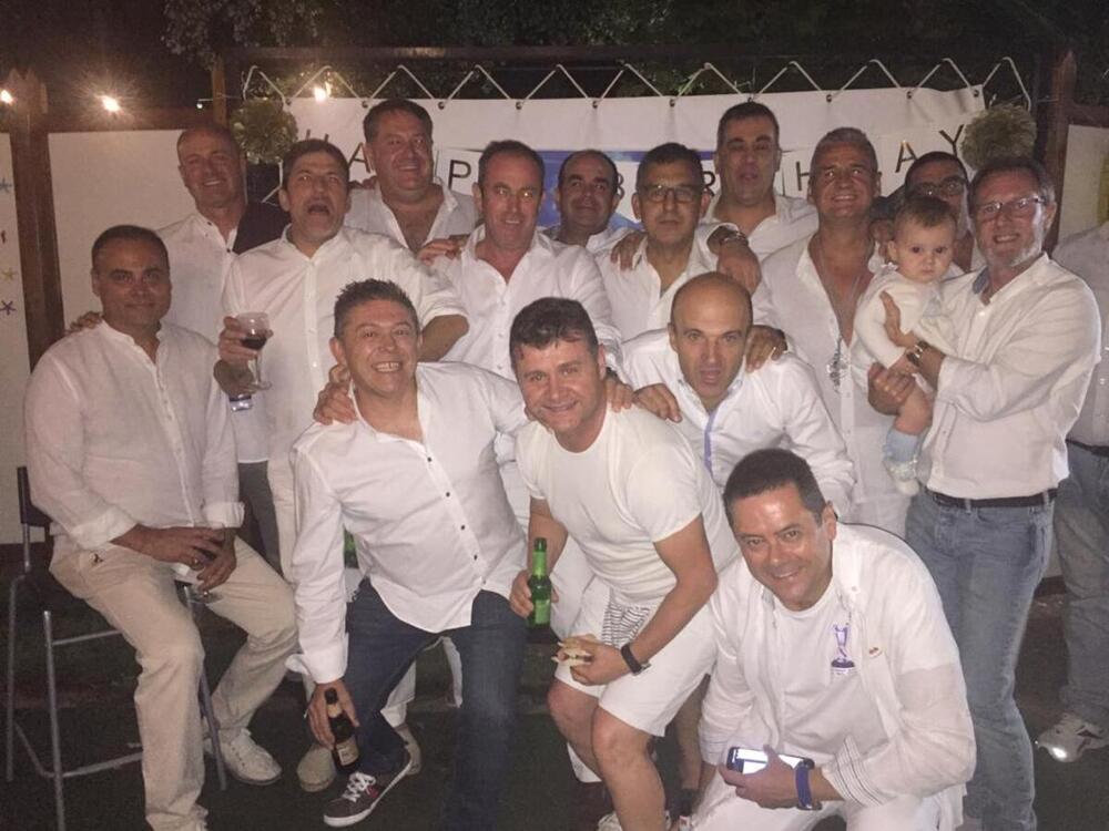 Celebración del cumpleaños de uno de los miembros del grupo Vandecopas, con Tomás Roncero, primero por abajo.