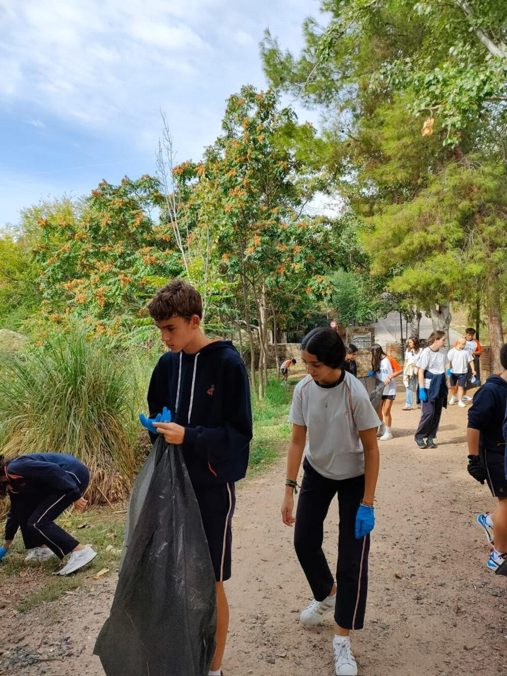 El Divina Pastora realiza una jornada de recogida de basura 