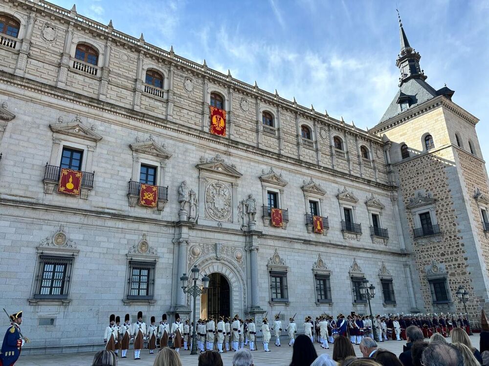 El izado de la bandera tuvo representación del ayuntamiento