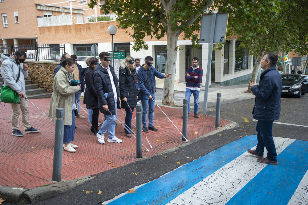 La ONCE organiza un paseo 'a ciegas' con periodistas para sensibilizar sobre las barreras en las calles