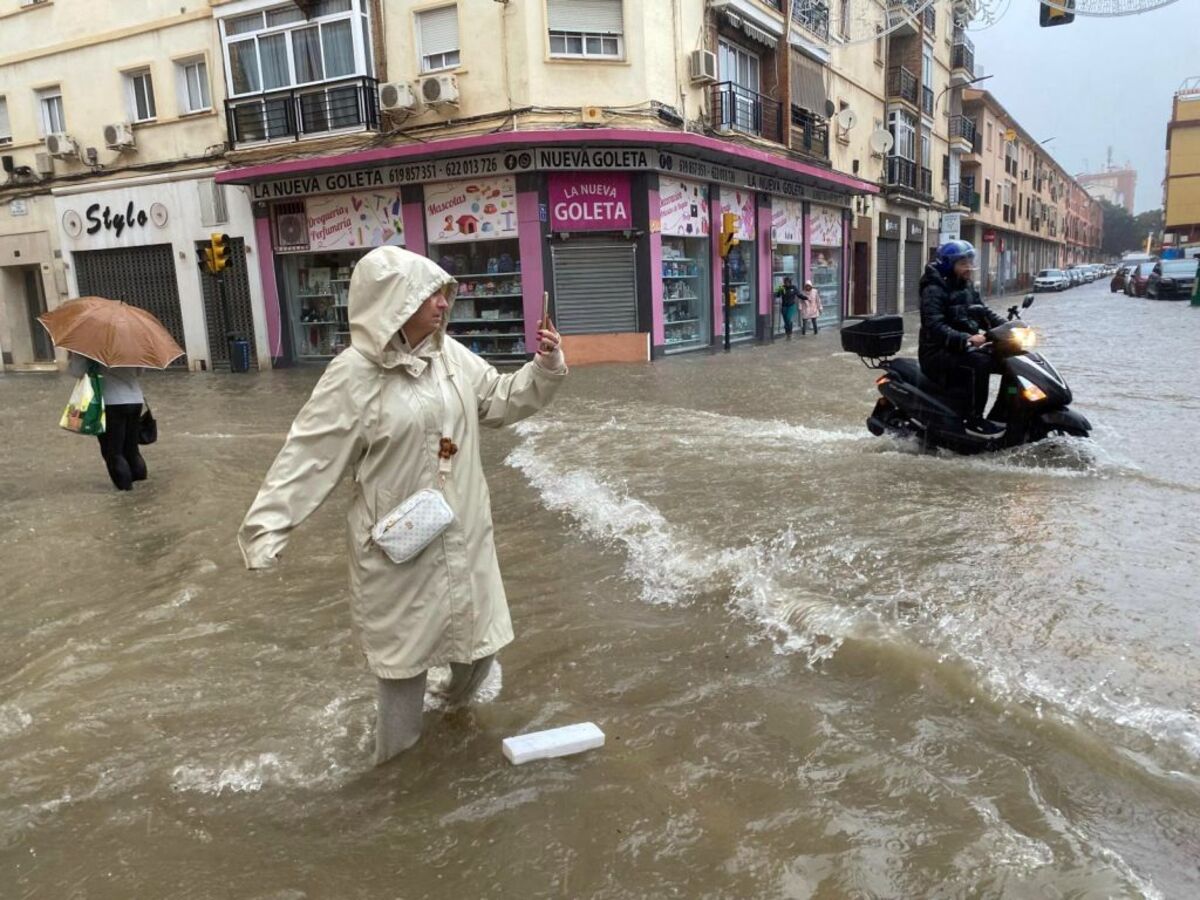 Las trombas de agua y granizo inundan algunas de las principales avenidas de Málaga  / MARÍA ALONSO