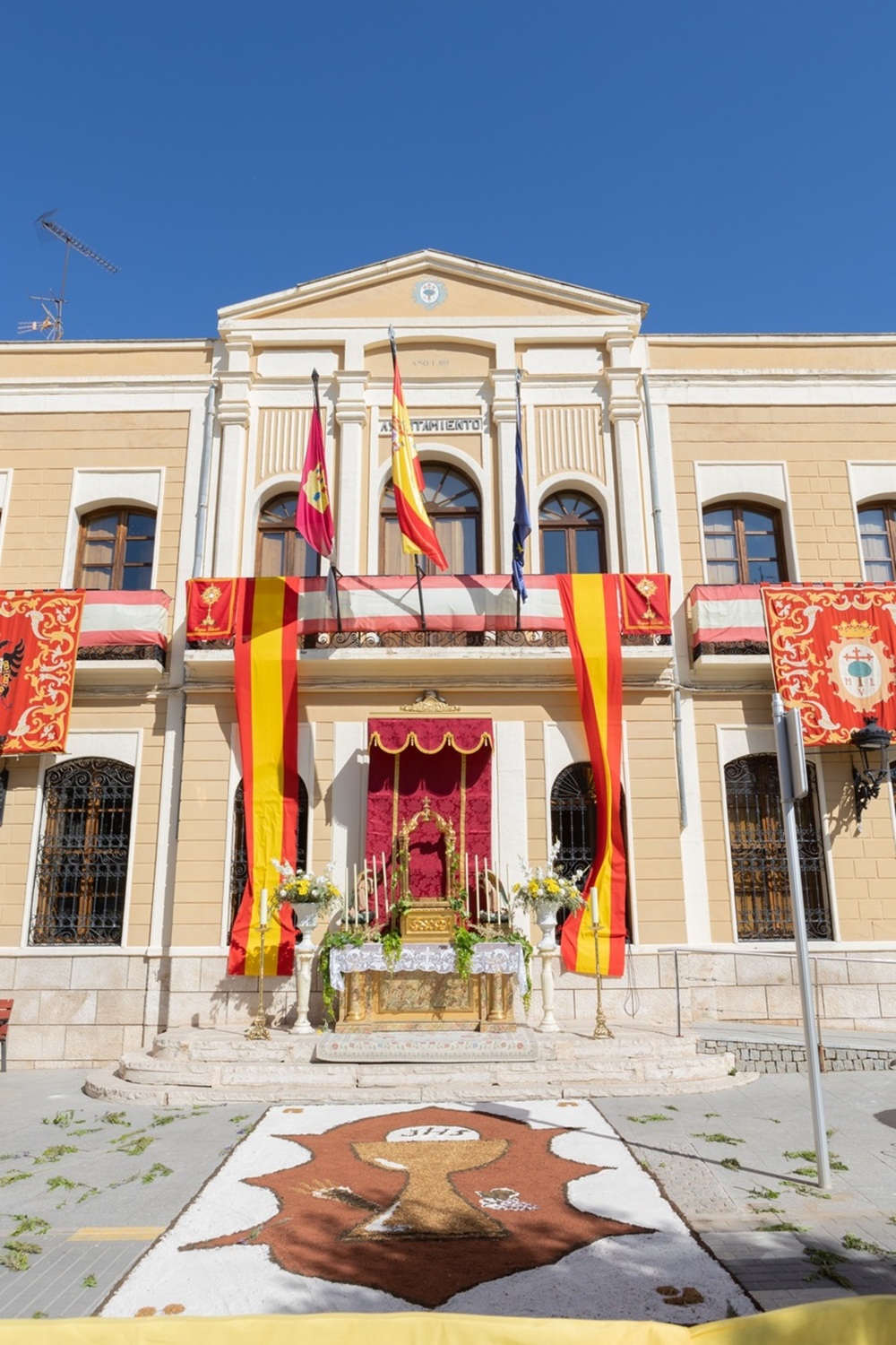 Salida de la Custodia en la celebración del Corpus.