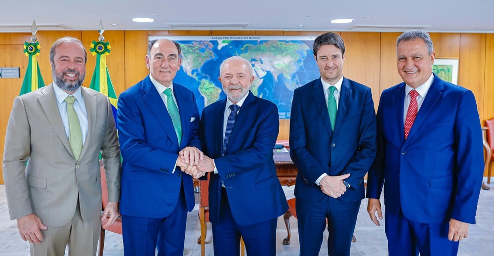 Alexandre Silveira, ministro de Minas y Energía de Brasil; Ignacio Galán, presidente de Iberdrola; Luiz Inácio Lula da Silva, presidente de Brasil; Eduardo Capelastegui, CEO de Neoenergia; y Rui Costa, ministro de Casa Civil de Brasil.