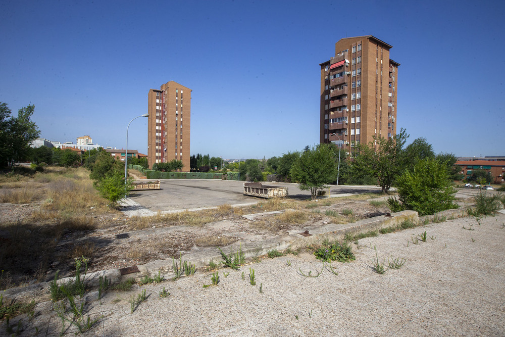 Los vecinos piden la urbanización del entorno de la 'ele'