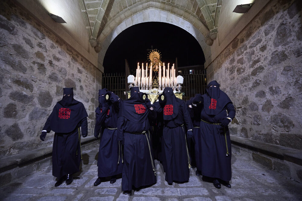 El Santo Entierro se cubre de solemnidad