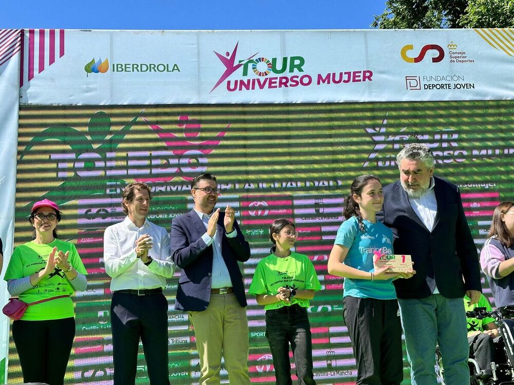 Julia Rey recogiendo el premio de manos del presidente del CSD, José Manuel Rodríguez.