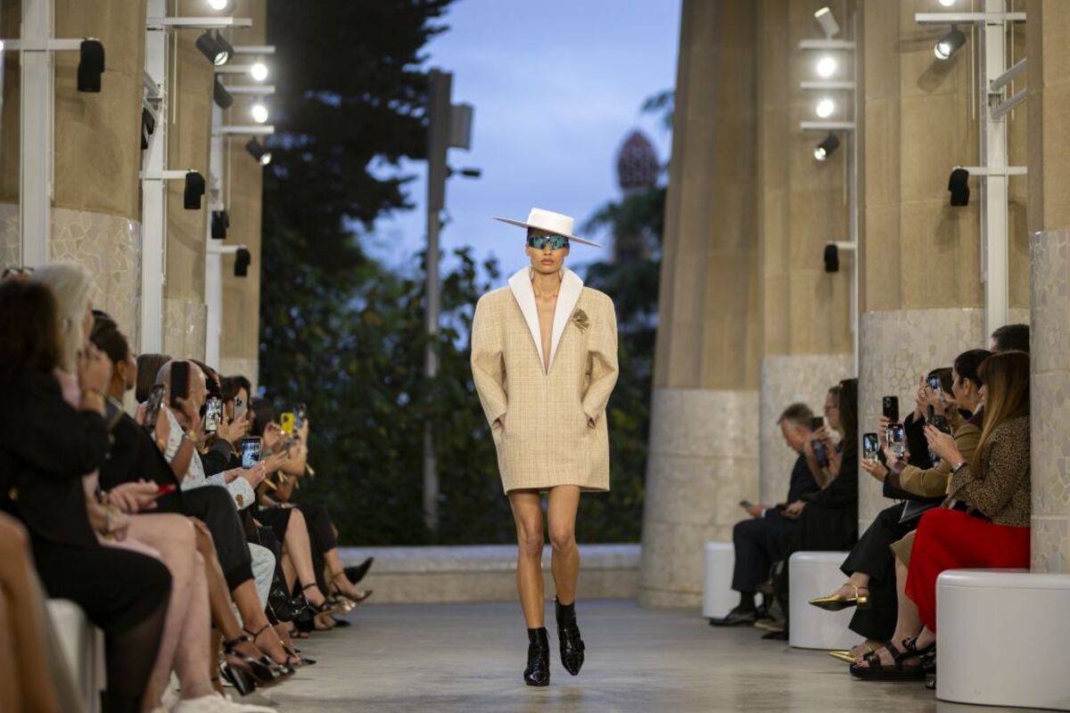 El Park Güell de Barcelona acoge hoy el desfile de la colección Crucero 2025 de Louis Vuitton,  / LORENA SOPÊNA