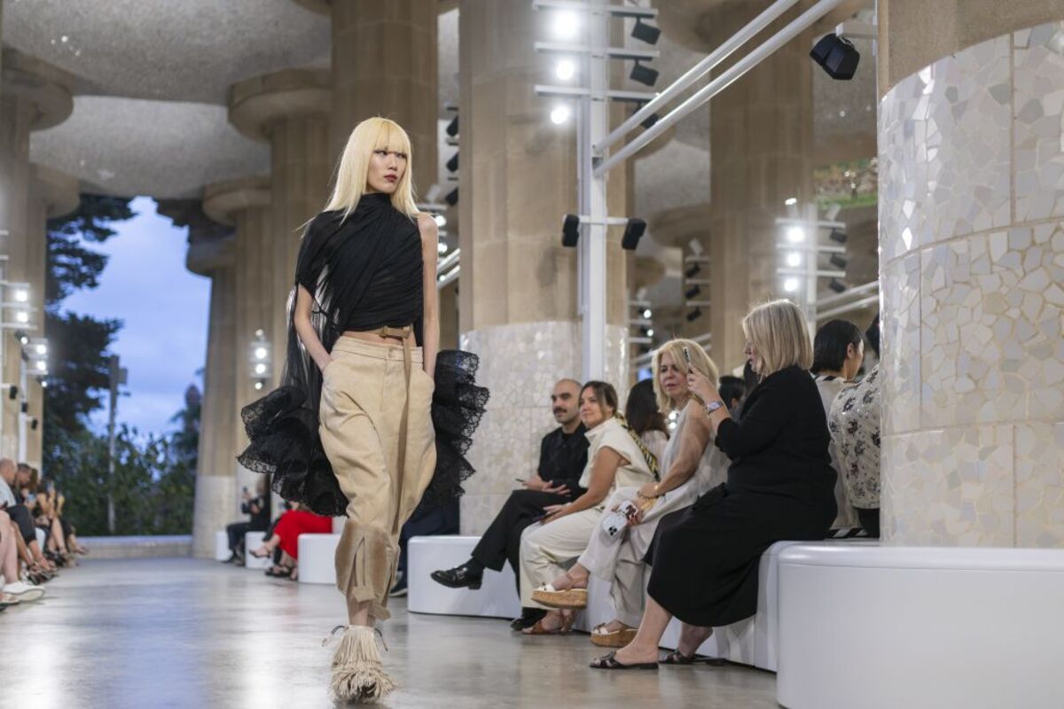 El Park Güell de Barcelona acoge hoy el desfile de la colección Crucero 2025 de Louis Vuitton,  / LORENA SOPÊNA