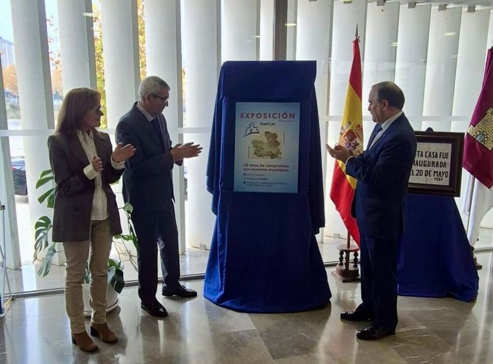 Gregorio inaugura la exposición de los 40 años de la FEMP