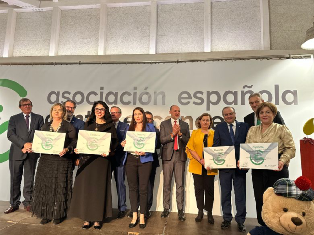 La AECC reconoce a 40 ayuntamientos en su cena solidaria