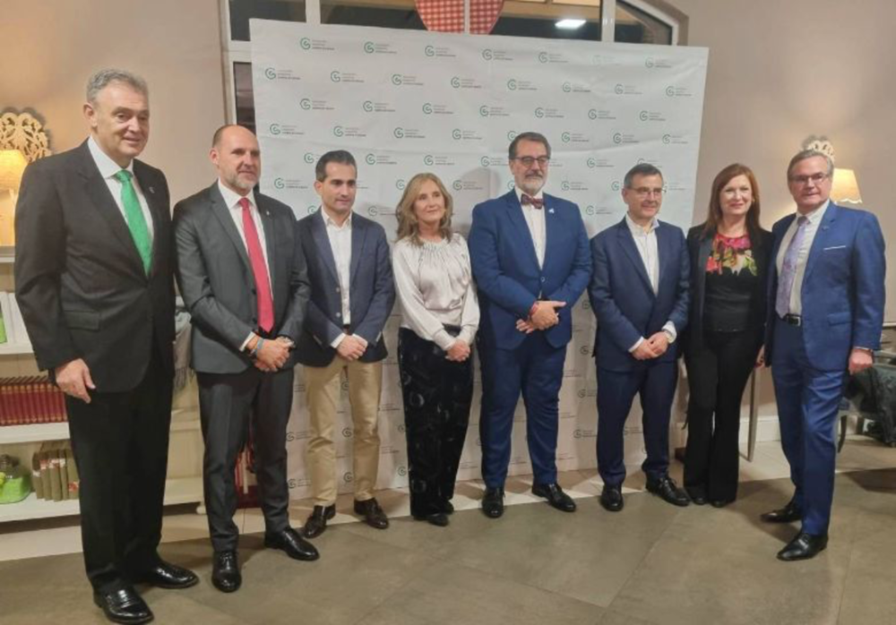 La AECC reconoce a 40 ayuntamientos en su cena solidaria