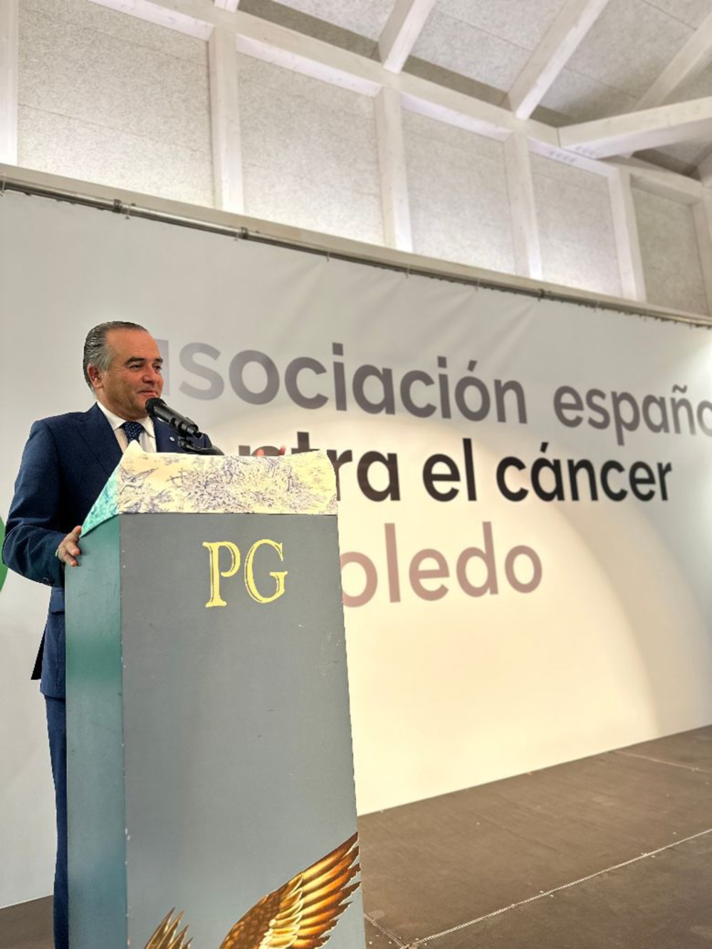 La AECC reconoce a 40 ayuntamientos en su cena solidaria