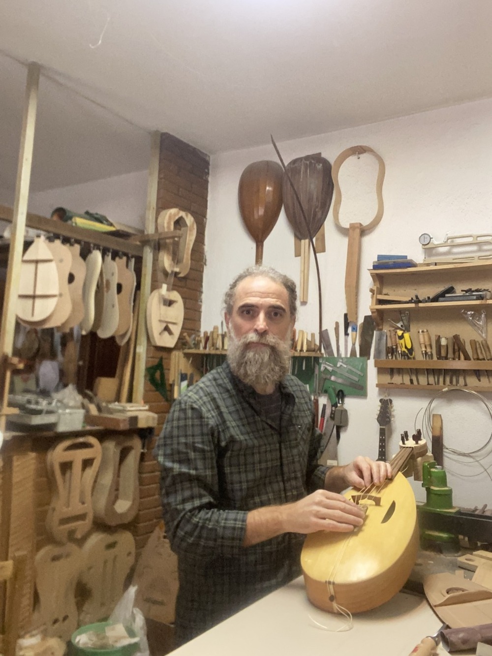 El luthier Christos Kanellos, encargado de dar forma al instrumento.