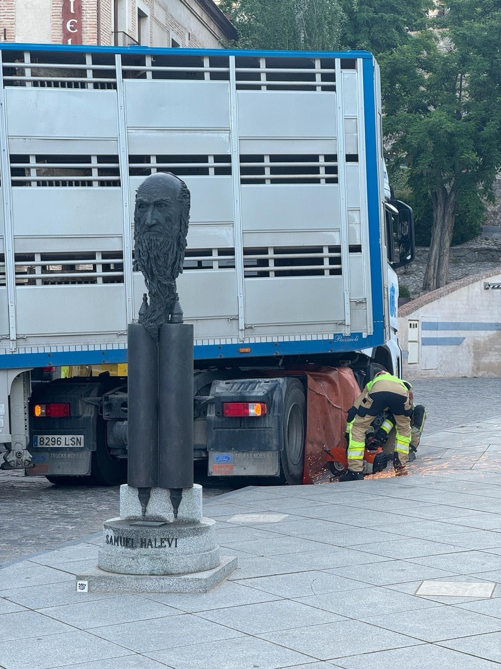 Un camión de ganado se atasca en pleno Casco de Toledo