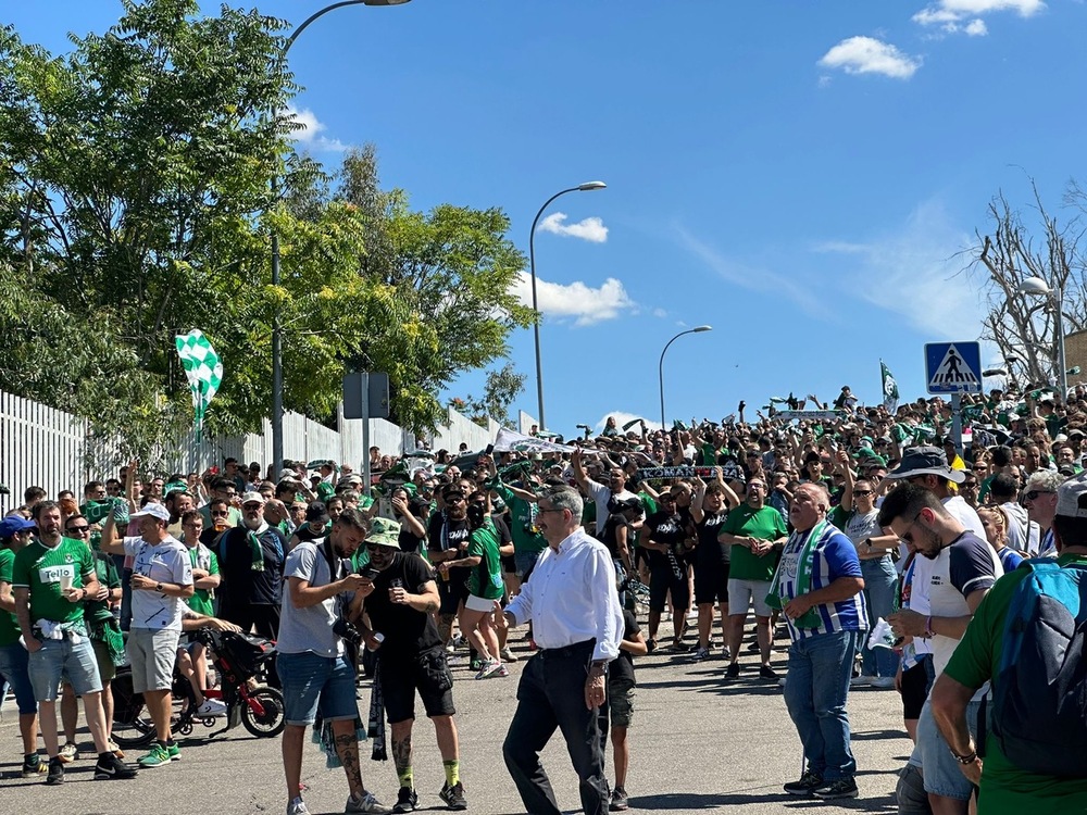 Una marea verde recibe a los jugadores del CD Toledo