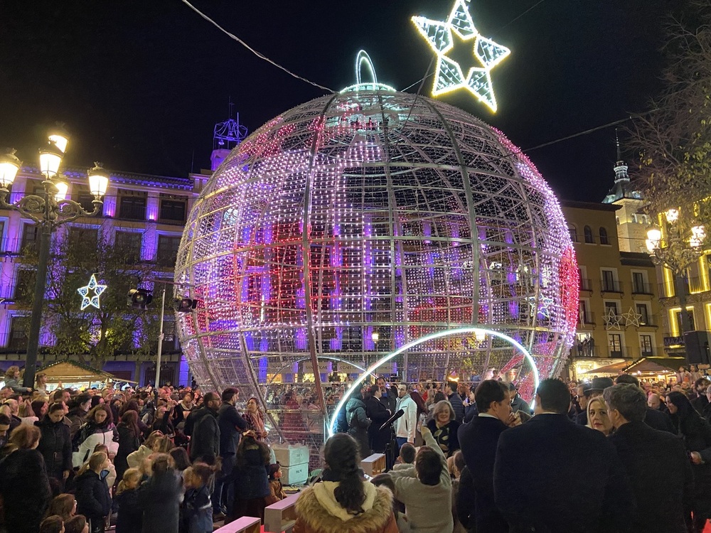 Toledo ya luce su color navideño