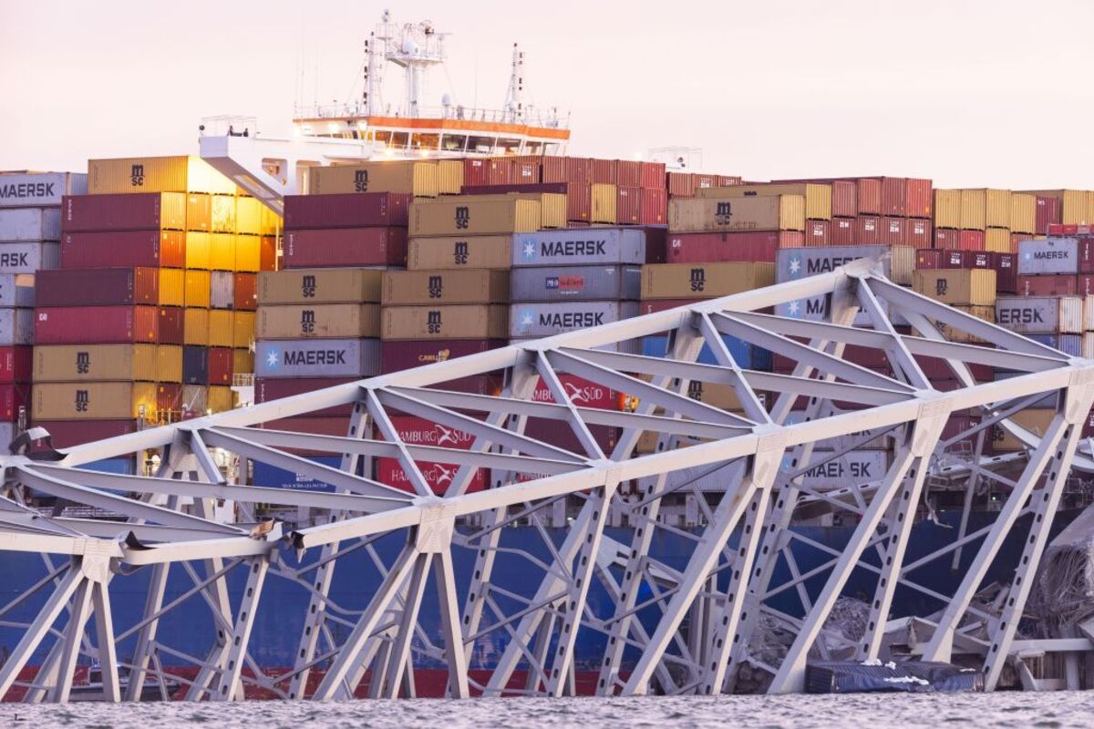 Baltimore bridge collapses after being hit by cargo ship  / JIM LO SCALZO