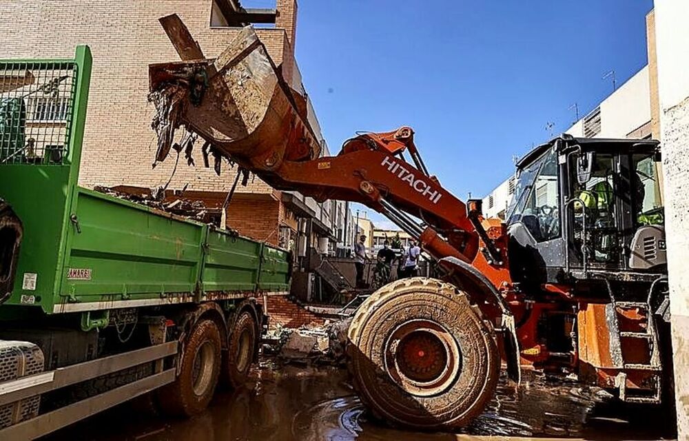 Un tractor vacía restos en un camión en Alfafar 