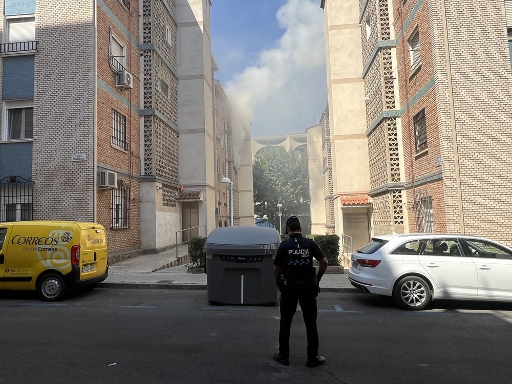 Un incendio en una cocina obliga a desalojar un edificio