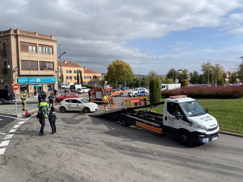 Un herido tras el vuelco de su coche en la rotonda de Toletum