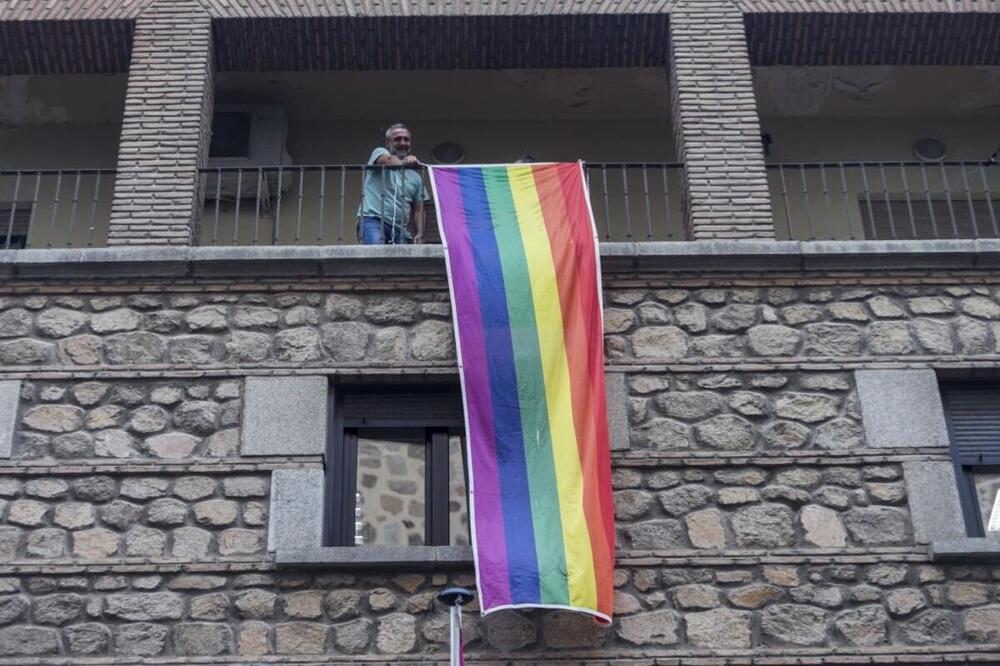 CCOO cuelga la bandera LGTBI rechazada por el Ayuntamiento