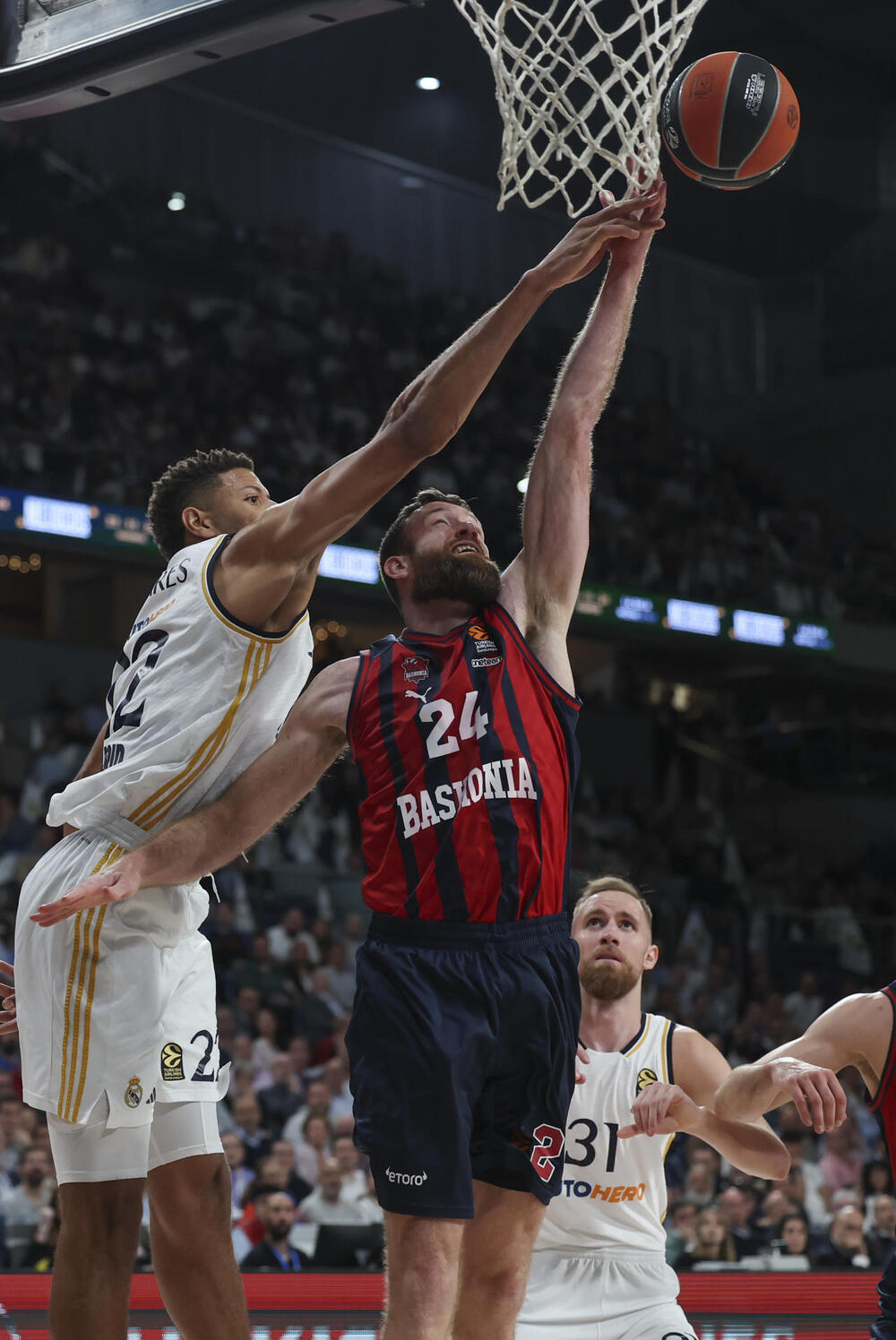 El Real Madrid anula al Baskonia y ya roza la Final Four