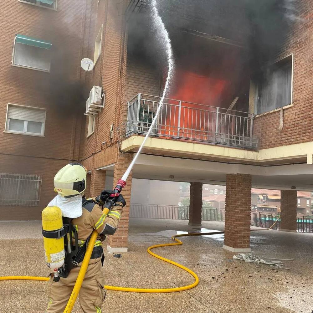 Bombero apagando el incendio.