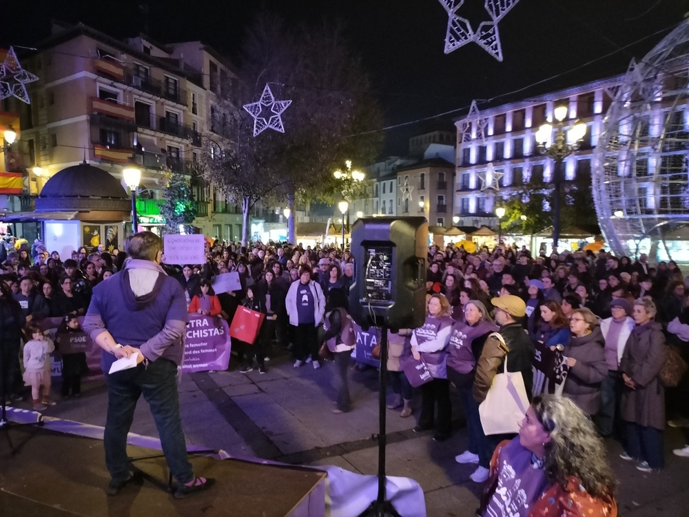 Dos marchas simultáneas dividen la lucha en favor de la mujer