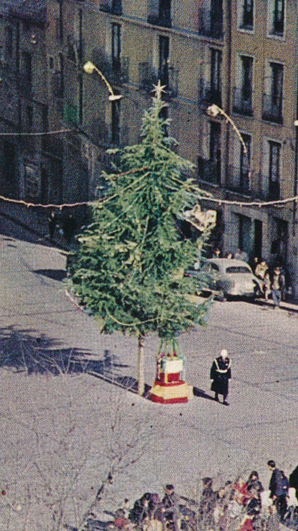 Un gran árbol de Navidad decoraba la plaza de Zocodover en 1967.