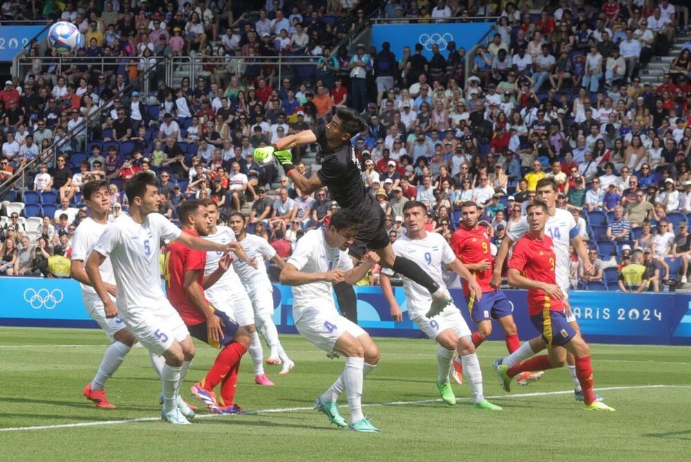 España despierta a tiempo en su debut ante Uzbekistán