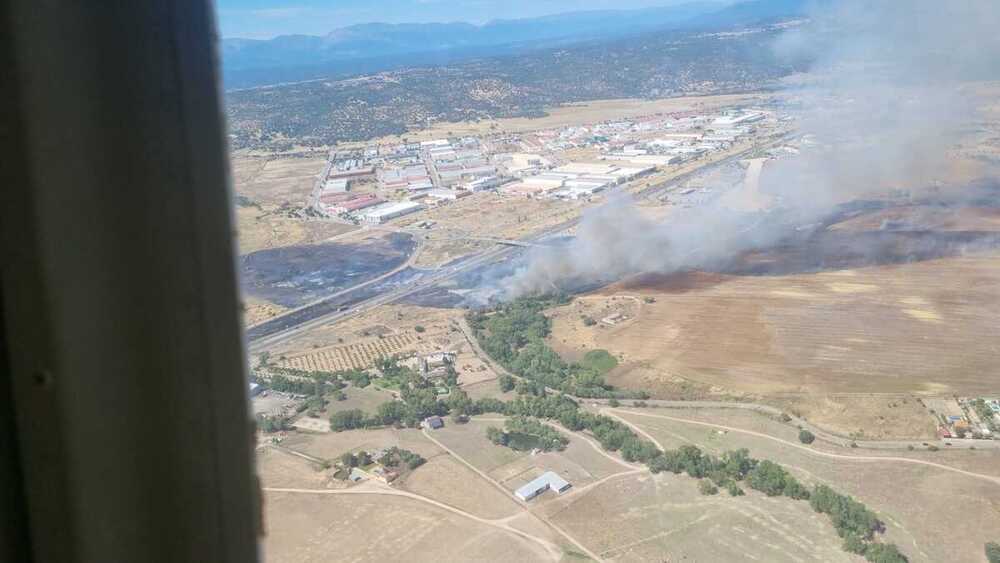 Más de 80 efectivos en la extinción de incendio en Torrehierro