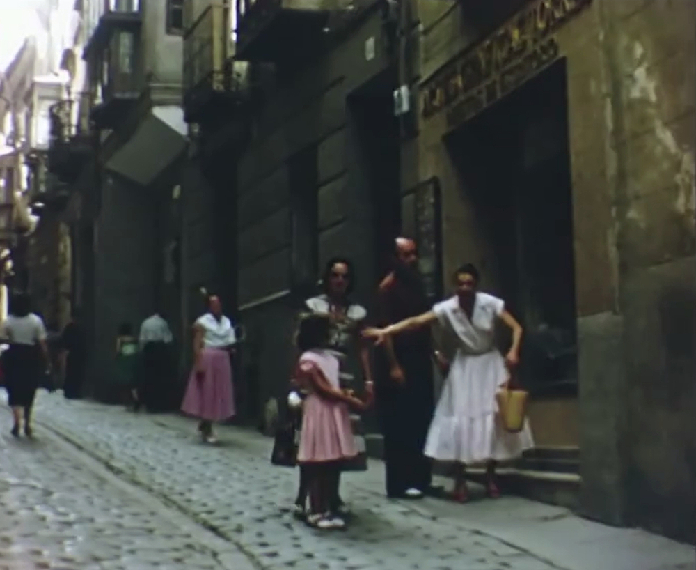 Vecinos pasean por la calle de la Plata.