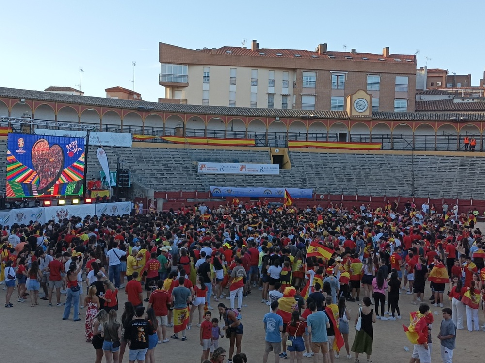 Toledanos animando a España en la Plaza de Toros.