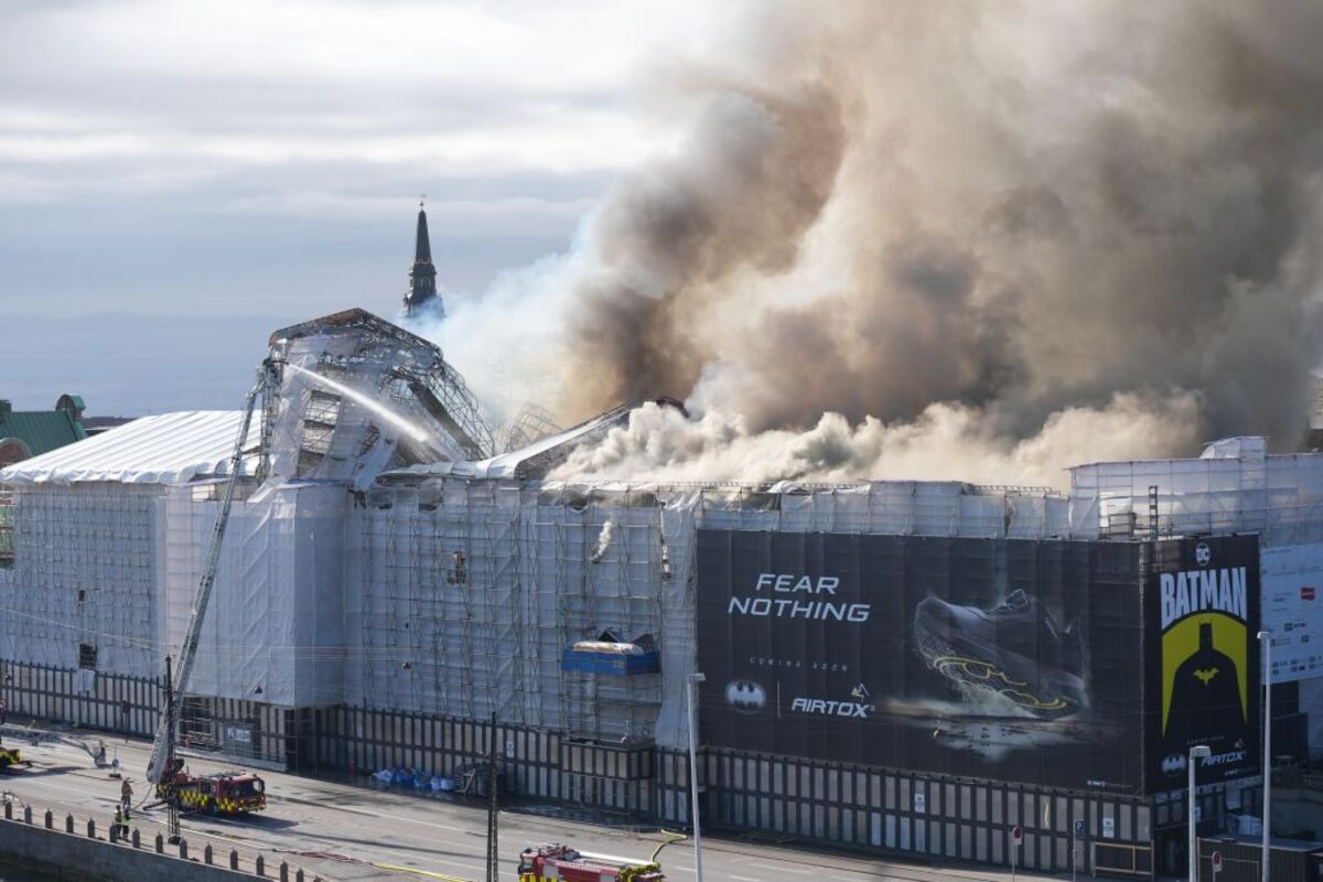 Fire hits historical Stock Exchange building in Copenhagen  / EMIL HELMS