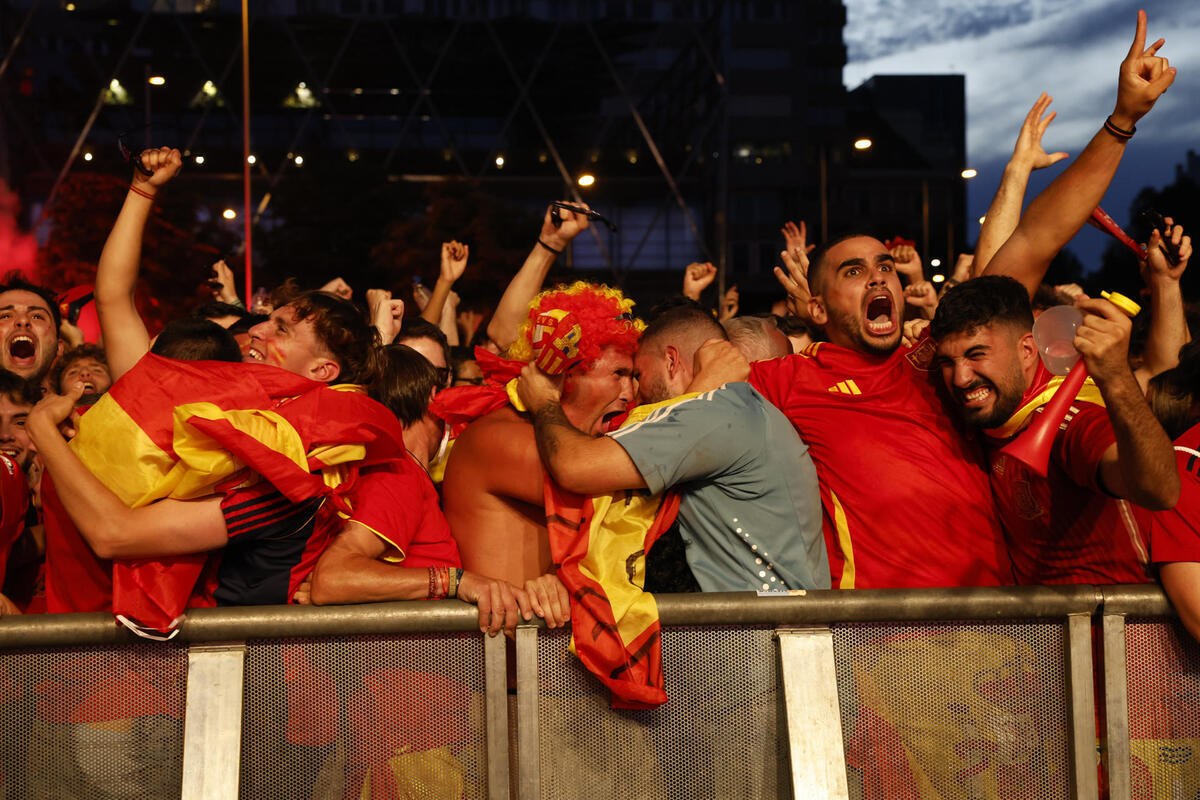 Aficionados siguen la final de la Eurocopa desde Madrid  / CHEMA MOYA