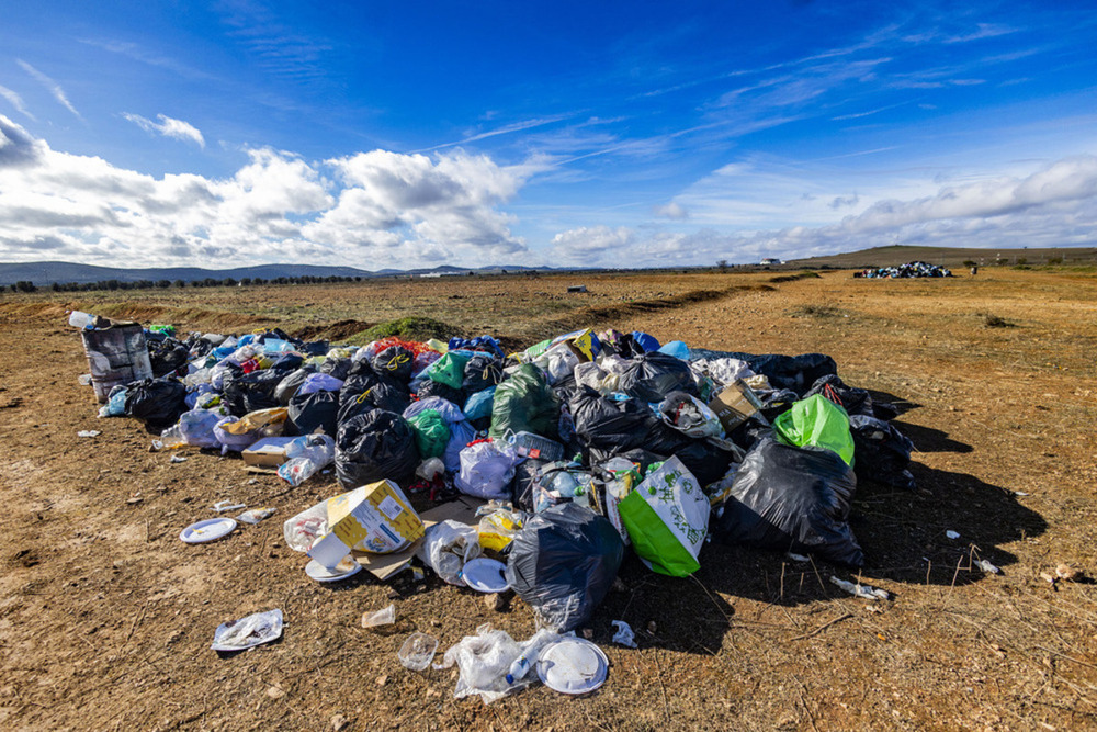 La 'rave' deja varias toneladas de basura en el aeropuerto