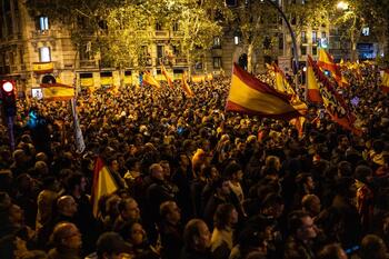 Miles de personas se concentran en Ferraz contra la amnistía