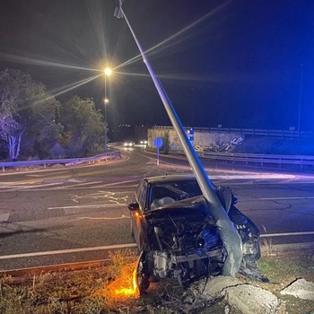 Abandona su coche tras estrellarlo en el Salto del Caballo