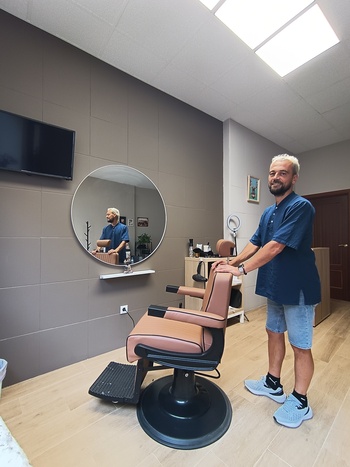 El peluquero móvil que cambia el look de la Jara