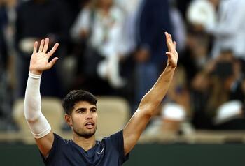 Alcaraz arrolla a Wolf en su estreno en Roland Garros