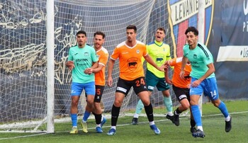 El Cazalegas gana con nueve en el derbi al Villacañas (2-1)