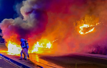 Espectacular incendio de un vehículo en La Legua